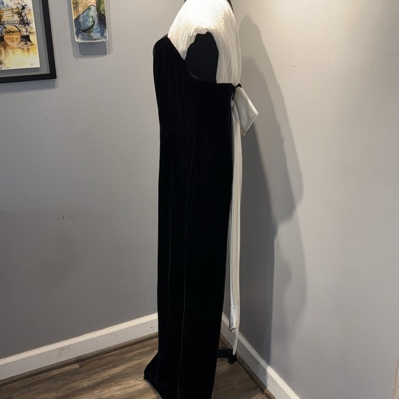 VTG Black Velvet Formal/Evening Gown sweetheart neck dramatic white sleeves sz14 - Picture 4 of 13